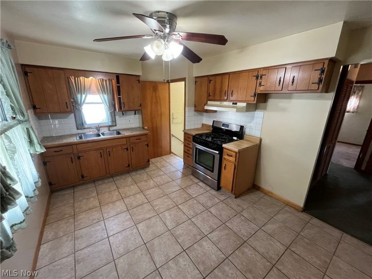 15513 Walvern Boulevard, Maple Heights, OH - Photo 4