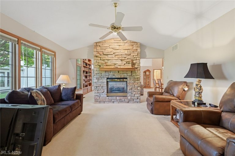 19292 Charter Lane, Strongsville, OH - Photo 3