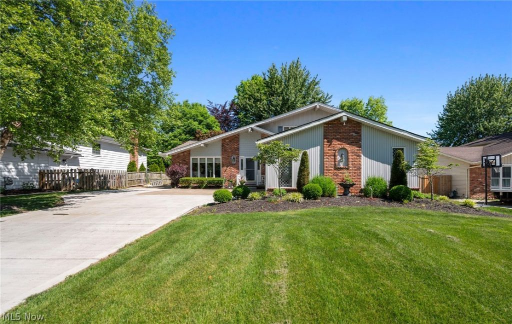 201 Melbourne Drive, Brunswick, OH