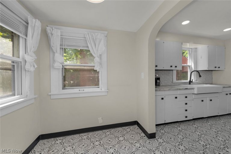 15242 Lake Shore Boulevard, Cleveland, OH - Photo 6