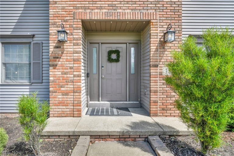 3811 Vincent Drive, Seven Hills, OH - Photo 3