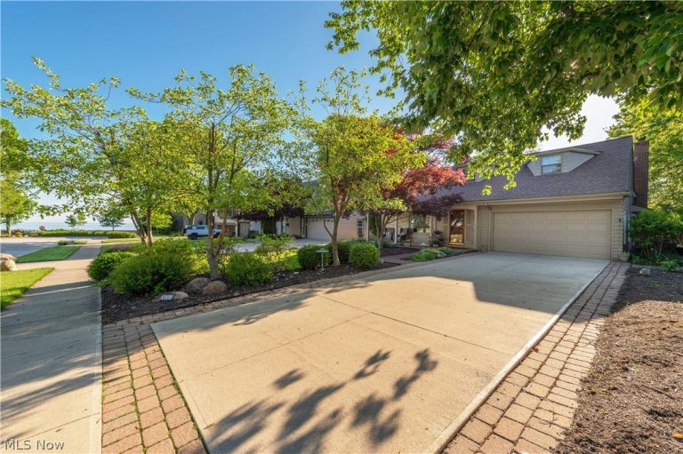 377 Lake Park Drive, Bay Village, OH - Photo 5