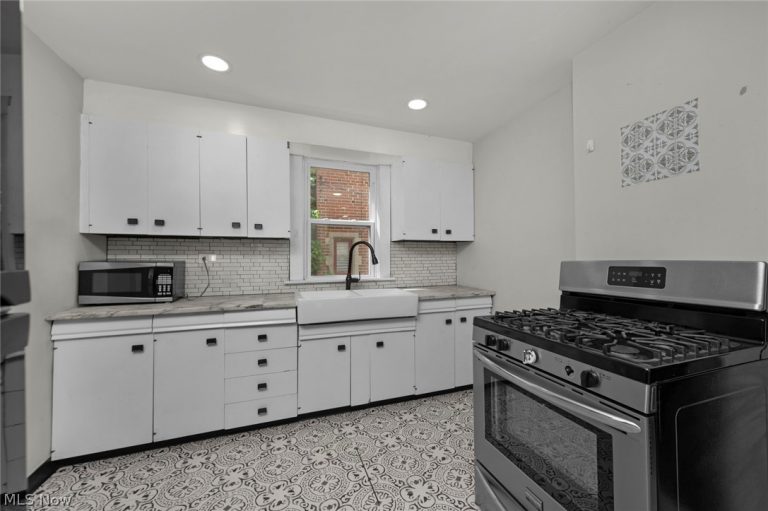 15242 Lake Shore Boulevard, Cleveland, OH - Photo 3
