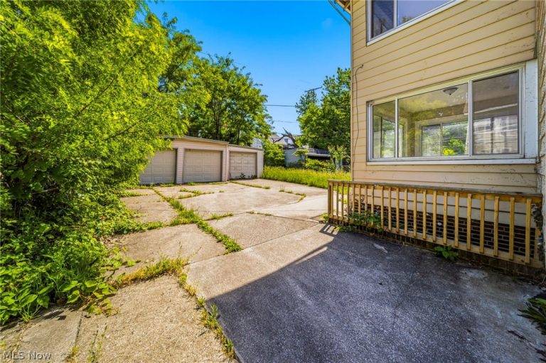 957 Thornhill Drive, Cleveland, OH - Photo 3