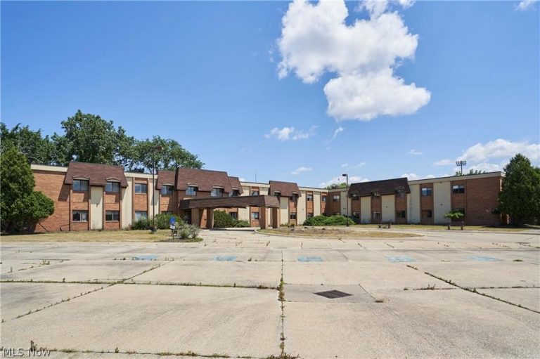 16231 Broadway Avenue, Maple Heights, OH - Photo 4