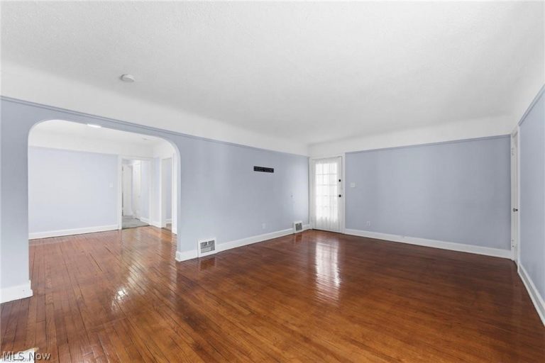 876 Eloise Drive #Upper, Cleveland Heights, OH - Photo 4