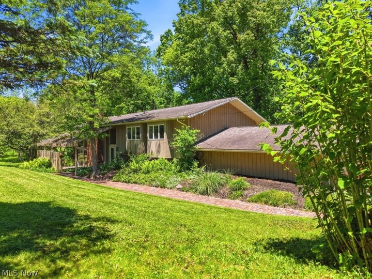 905 Heritage Lane, Bath, OH - Photo 2