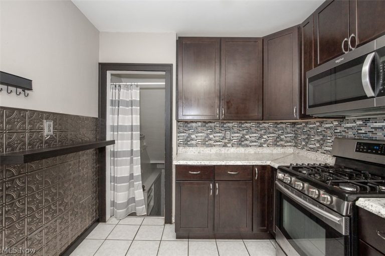 2083 Chesterland Avenue, Lakewood, OH - Photo 6