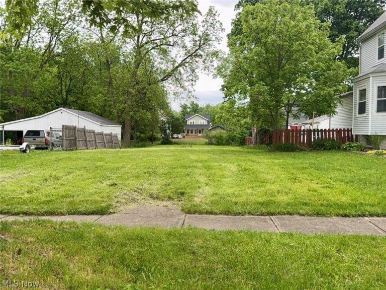 222 Wooster Street, Elyria, OH - Photo 2