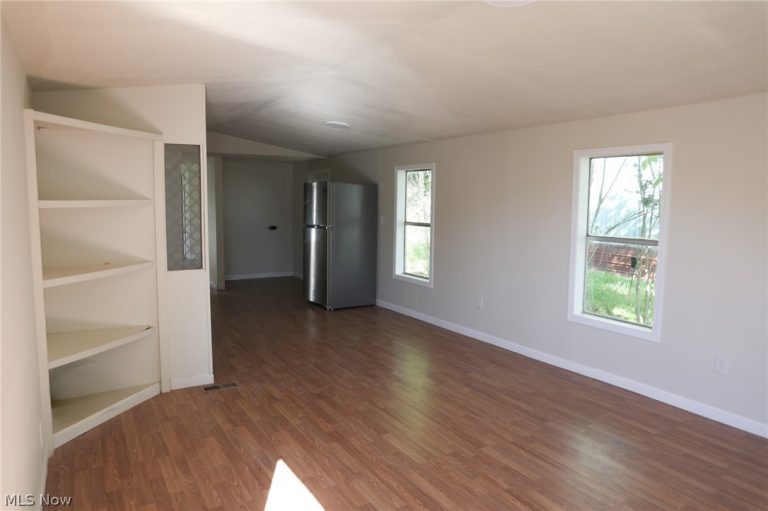216 Young Lane, St Clairsville, OH - Photo 3
