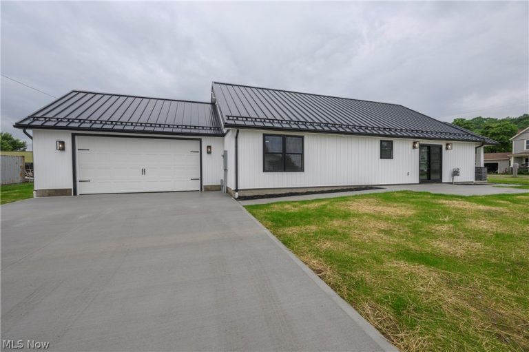1545 Roanoke Avenue, Uhrichsville, OH - Photo 3