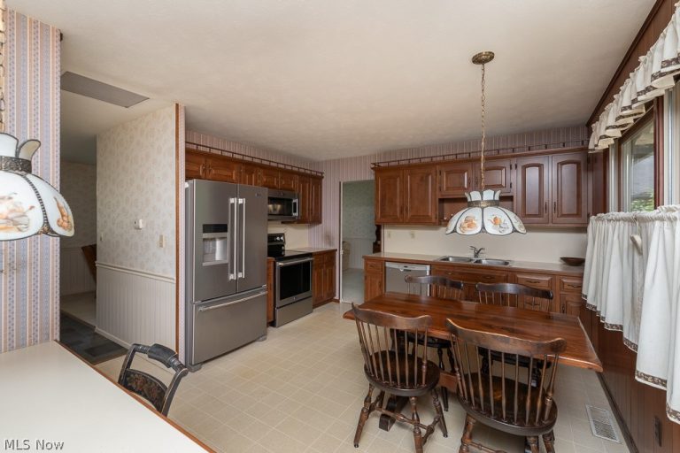 676 Wyleswood Drive, Berea, OH - Photo 6