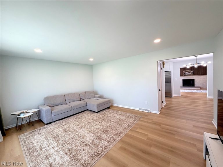 18203 Broxton Drive, Strongsville, OH - Photo 2