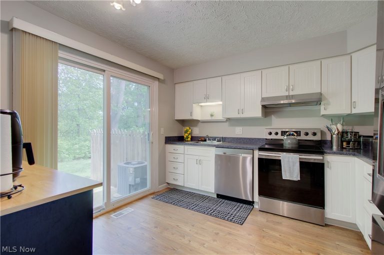 8225 Lancaster Drive, Mentor, OH - Photo 5
