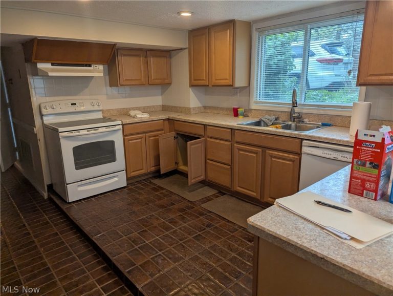 707 Bell Road, Chagrin Falls, OH - Photo 4