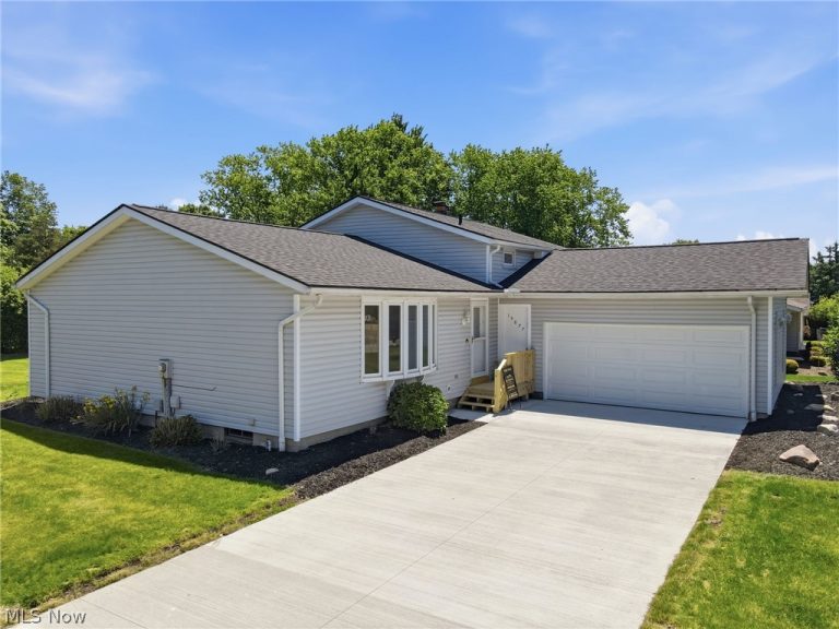 15677 Pinewood Drive, Strongsville, OH - Photo 2