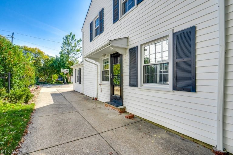 22212 Byron Road, Shaker Heights, OH - Photo 4