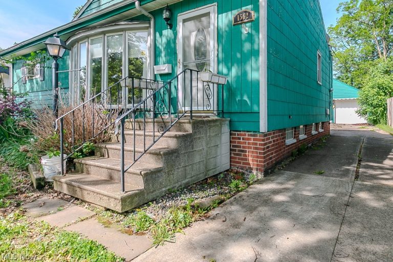 1562 Empire Road, Wickliffe, OH - Photo 3