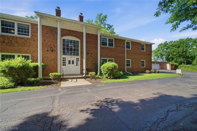 2720 Pease Drive #218N, Rocky River, OH, 44116
