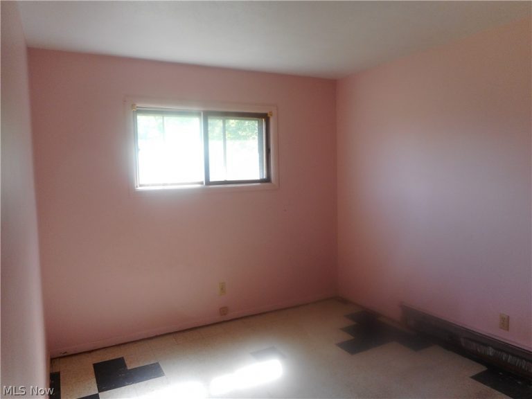 12555 Hovey Drive, Chesterland, OH - Photo 4