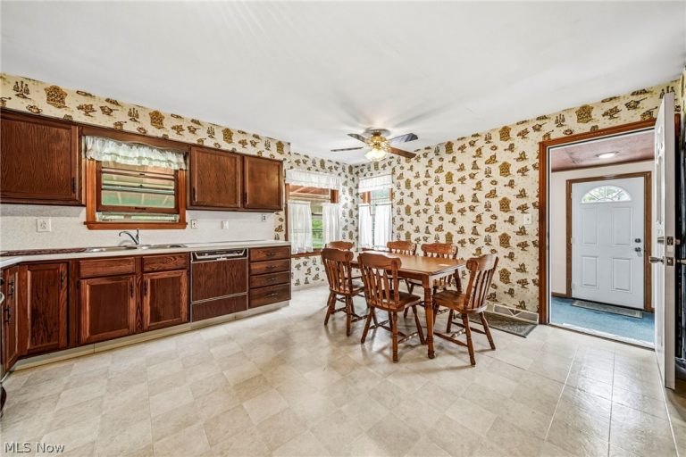 725 Chestnut Road, Seven Hills, OH - Photo 6