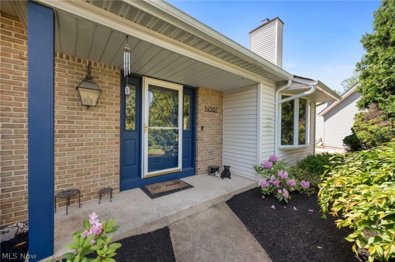14367 Crown Point Parkway, Strongsville, OH - Photo 2