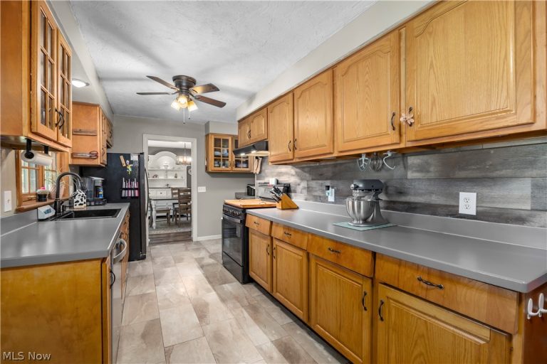 1908 Wallace Lane, Lorain, OH - Photo 6