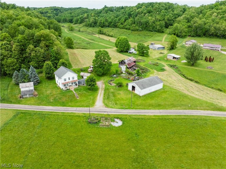 6587 Barkley Road, Uhrichsville, OH - Photo 4
