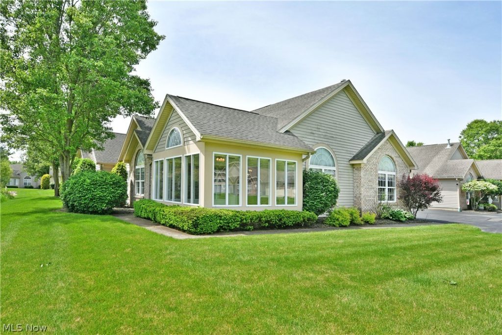 1103 Willow Brook Drive, Warren, OH