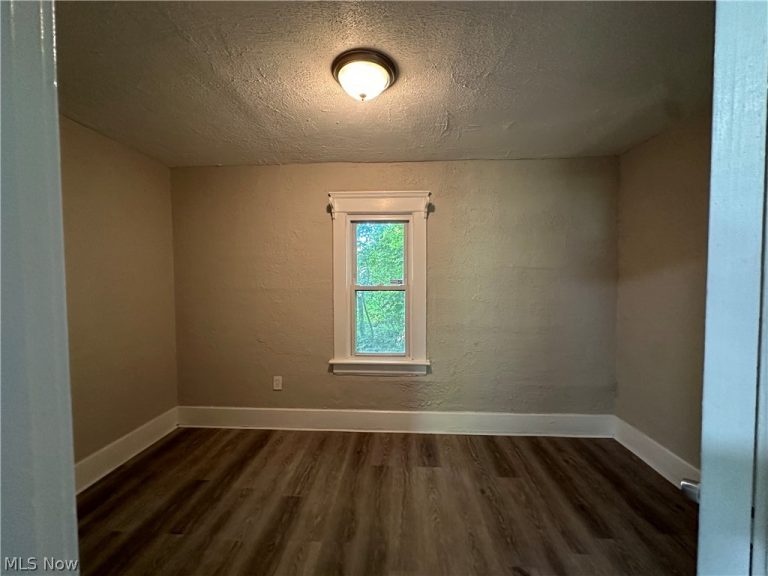 493 Bacon Avenue, Akron, OH - Photo 2