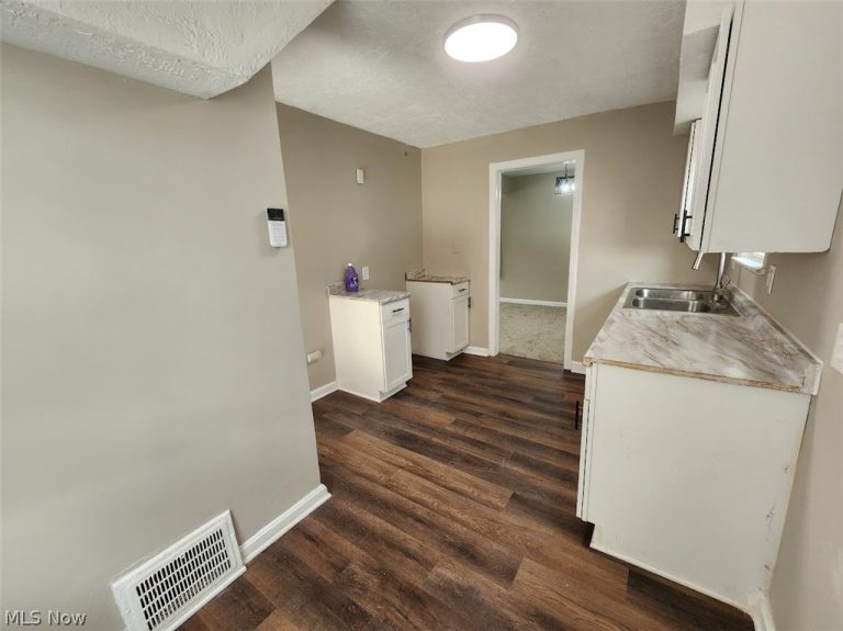 16401 Judson Drive, Cleveland, OH - Photo 2