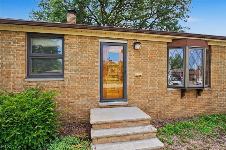 11905 Ronald Drive, Parma, OH - Photo 4