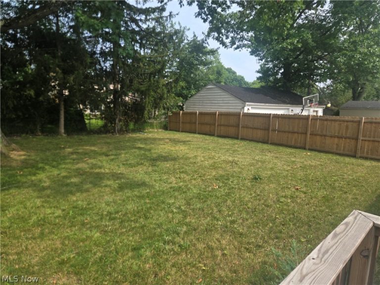 3933 Sylvia Lane, Youngstown, OH - Photo 2