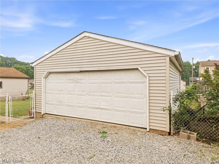 699 Saul Drive, Hubbard, OH - Photo 3