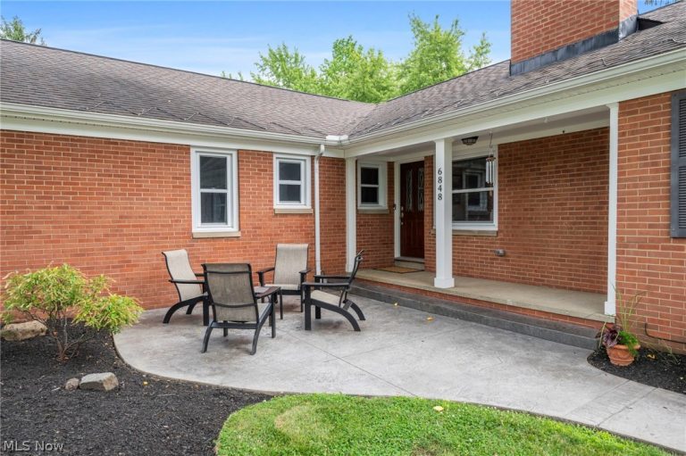 6848 Rosemont Drive, Brecksville, OH - Photo 8