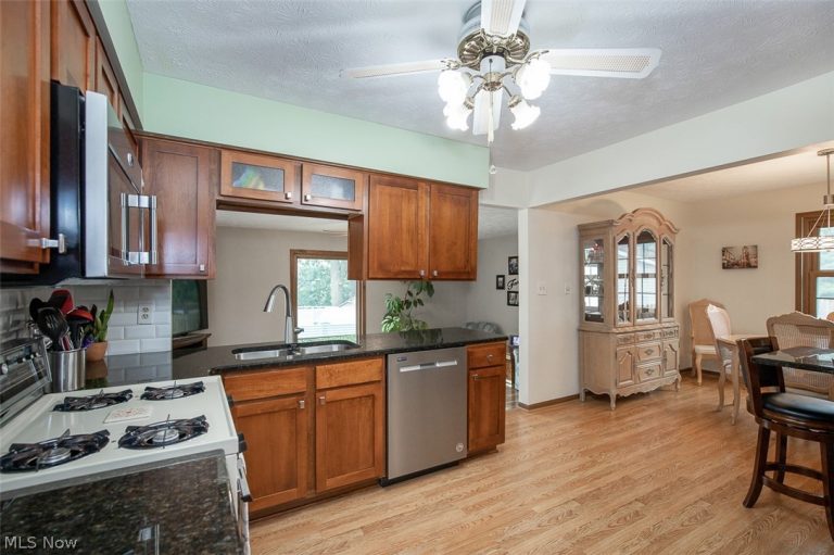 9204 Pleasant Lake Boulevard, Parma, OH - Photo 6