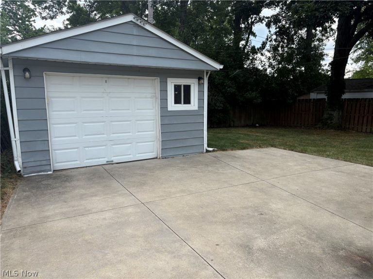 448 Chestnut Drive, Berea, OH - Photo 5