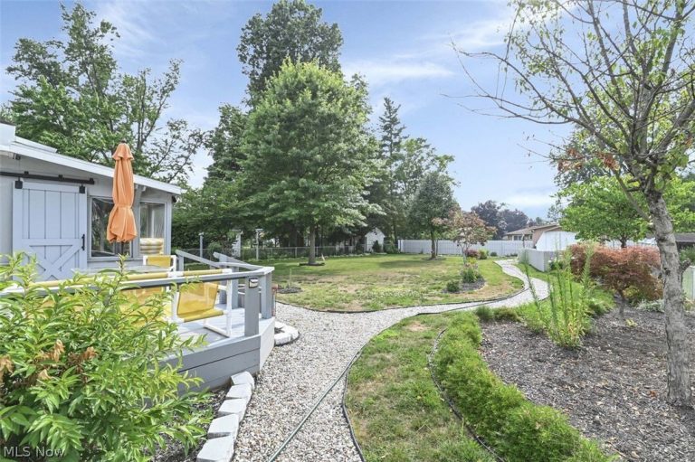 8088 Wesley Drive, Strongsville, OH - Photo 3