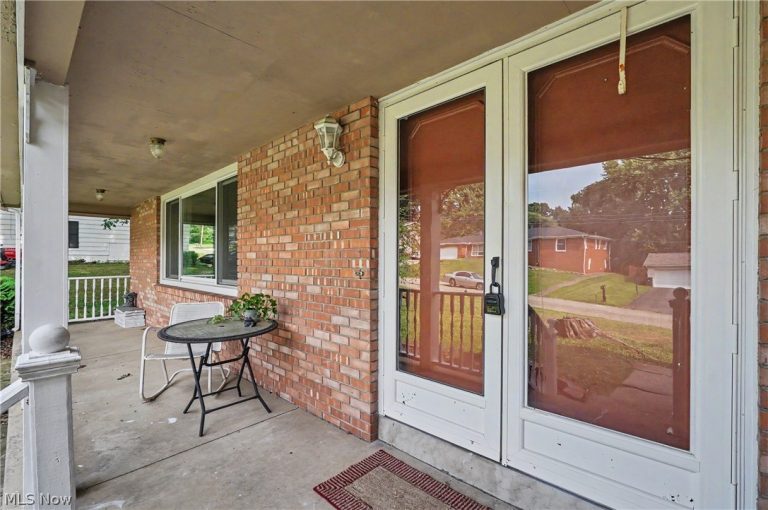 8524 Sleepy Hollow Drive, Warren, OH - Photo 2