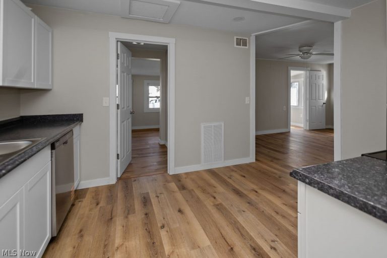 260 Courtland Boulevard, Eastlake, OH - Photo 8
