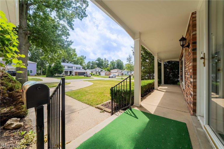 9474 Stoney Creek Lane, Parma Heights, OH - Photo 3