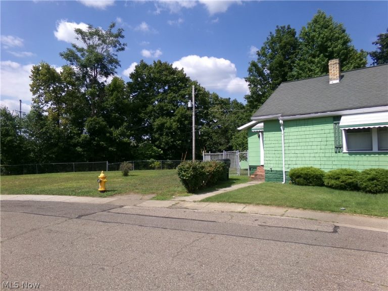 824 Grandview Avenue, Coshocton, OH - Photo 3