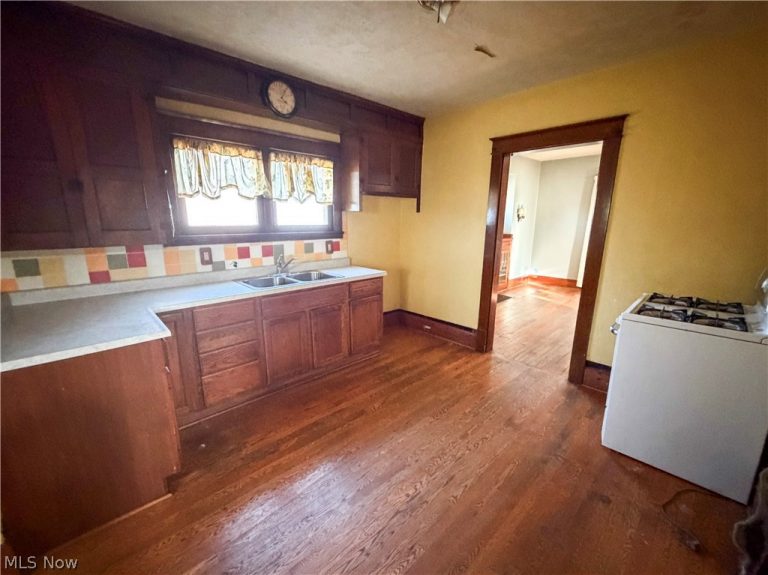2426 Shirley Road, Youngstown, OH - Photo 6