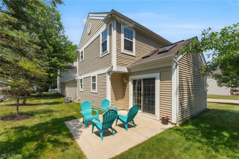 26810 Village Lane, Olmsted Falls, OH - Photo 3