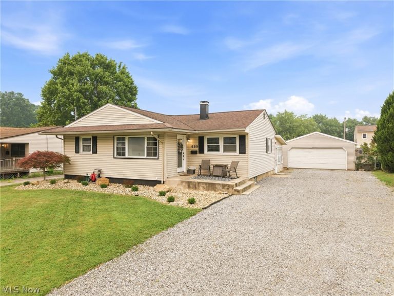 699 Saul Drive, Hubbard, OH - Photo 2