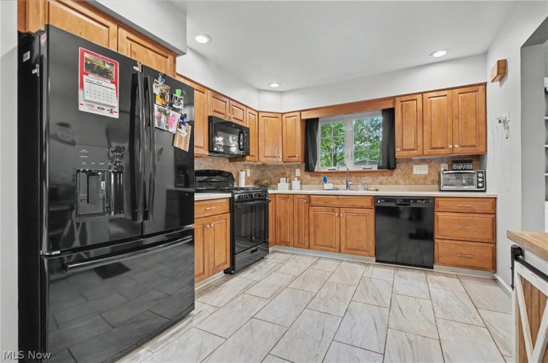 3877 Ayrshire Drive, Youngstown, OH - Photo 2