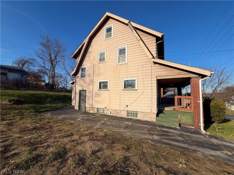 2426 Shirley Road, Youngstown, OH - Photo 3