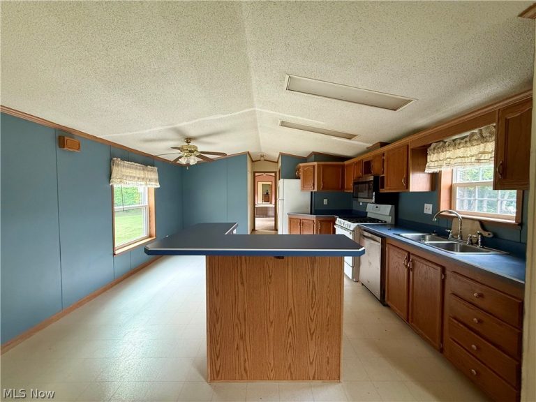 68 Stoneybrook Drive, Hubbard, OH - Photo 6