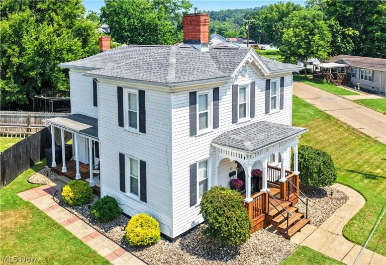 704 Pomeroy Pike, Belpre, OH - Photo 2