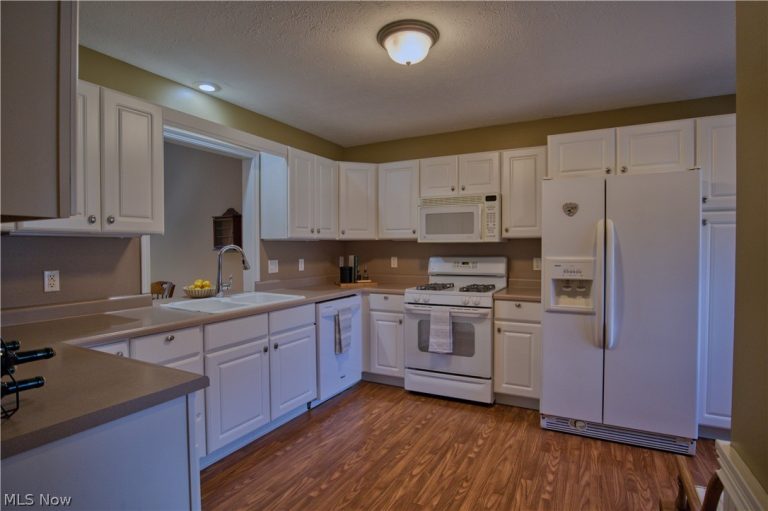 1108 Shadow Ridge Drive, Niles, OH - Photo 2